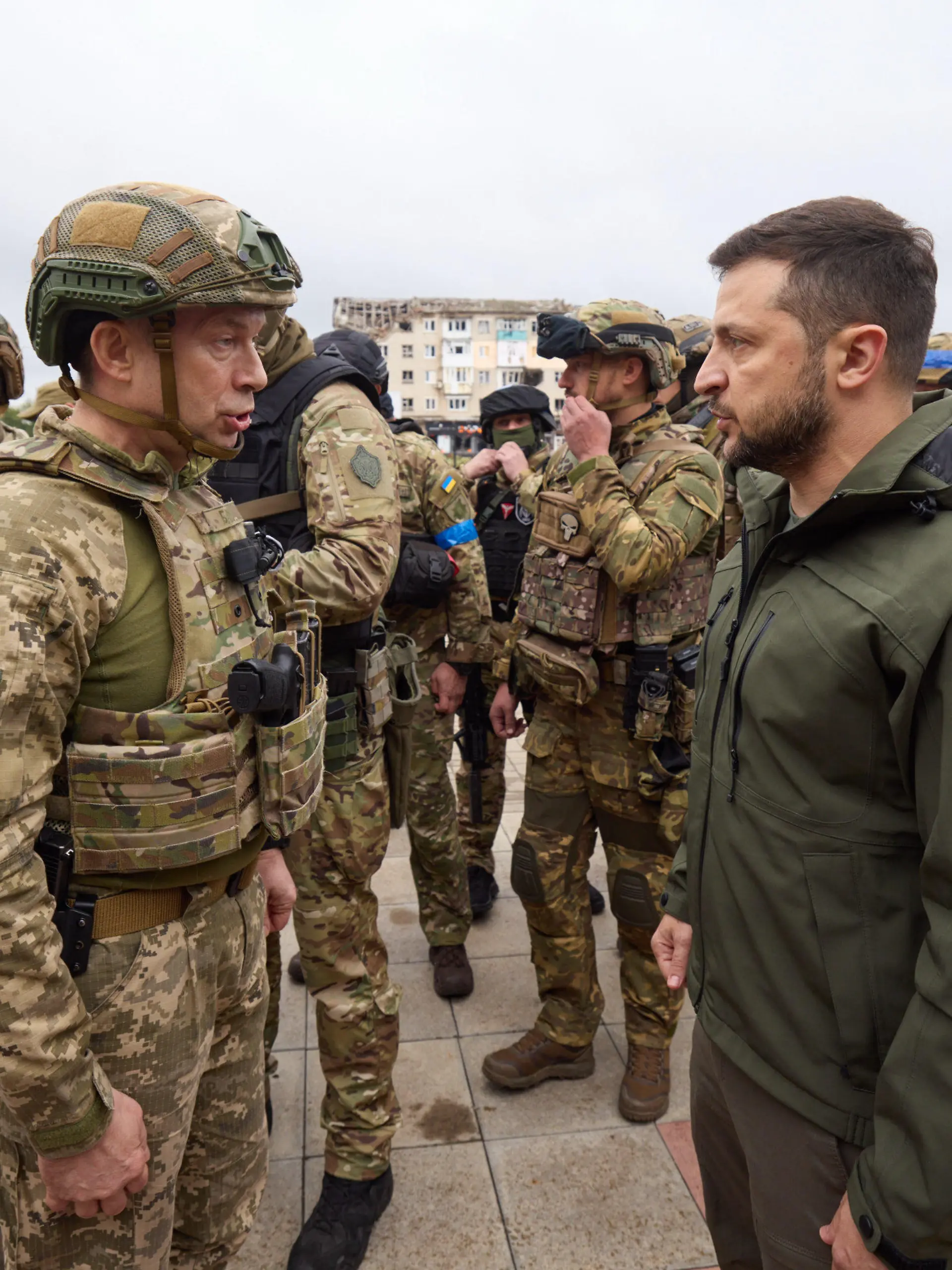Krieg in der Ukraine. Praesident Volodymyr SELENSKYJ (ZELENSKYY) mit Soldaten,Militaer, Praesident Volodymyr SELENSKYJ (ZELENSKYY) besucht am 14.09.2022 die Region um Charkiv nach Rueckeroberung durch die ukrainische Armee. Working trip of the President of Ukraine to the Kharkiv region Foto:The Presidential Office of Ukraine via SVEN SIMON Fotoagentur GmbH & Co. Pressefoto KG # Prinzess-Luise-Str. 41 # 45479 M u e l h e i m / R u h r # Tel. 0208/9413250 # Fax. 0208/9413260 # GLS Bank # BLZ 430 609 67 # Kto. 4030 025 100 # IBAN DE75 4306 0967 4030 0251 00 # BIC GENODEM1GLS # www.svensimon.net.