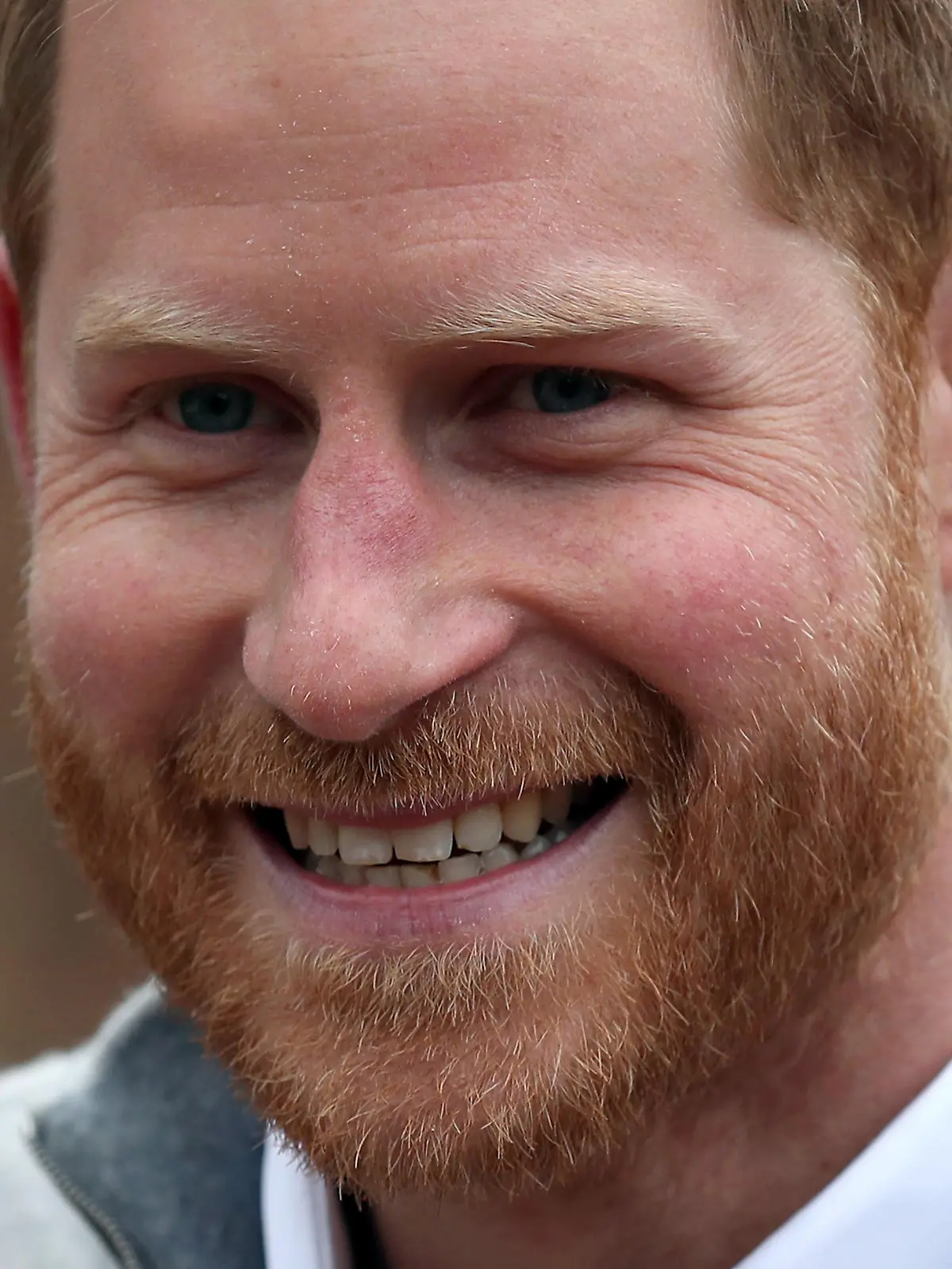 Prinz Harry lacht glücklich