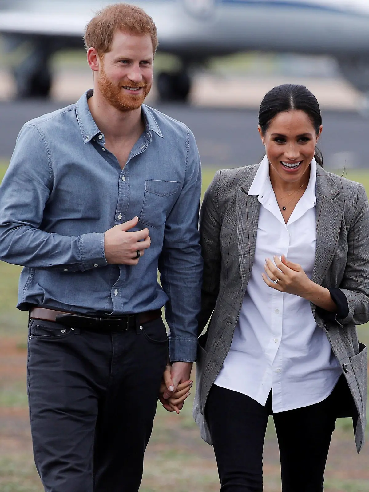 ARCHIV - 17.10.2018, Australien, Dubbo: Prinz Harry und Herzogin Meghan kommen auf dem Dubbo Regional Airport an. (zu dpa-Korr "Warten aufs royale Baby: Alles, was man wissen muss") Foto: Phil Noble/PA Wire/dpa +++ dpa-Bildfunk +++