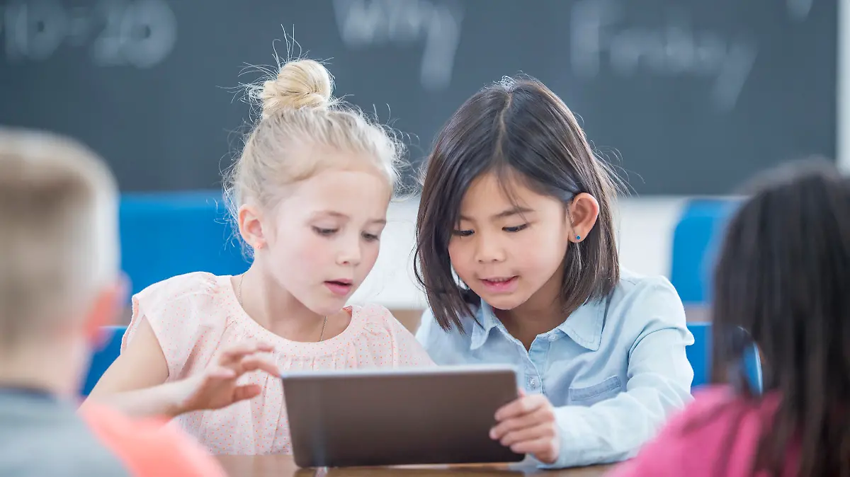 Grundschüler mit Tablet