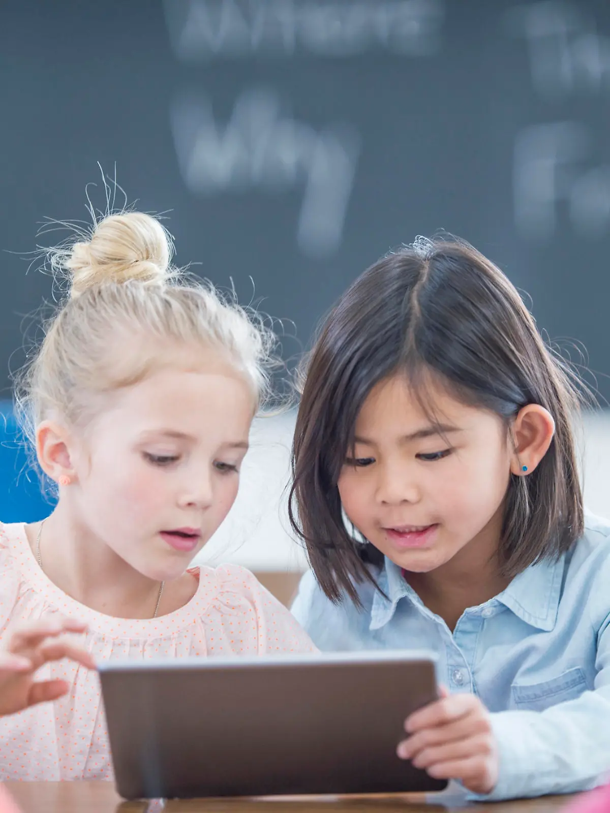 Grundschüler mit Tablet