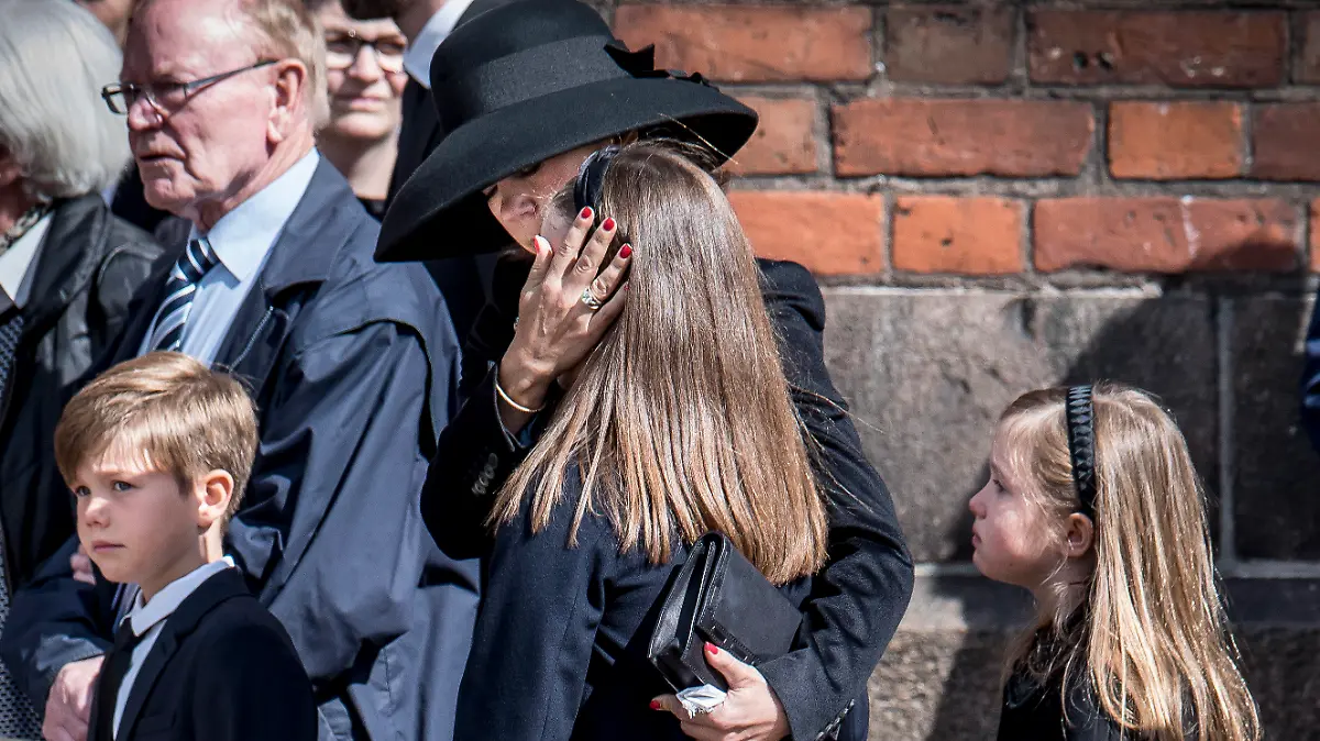 04.05.2019, Dänemark, Aarhus: Kronprinzessin Mary von Dänemark (M), und ihre Kinder Prinz Vincent (l-r), Prinzessin Isabella, und Prinzessin Josephine, nehmen an der Trauerfeier am Dom zu Aarhus für die drei Kinder des dänischen Unternehmers Povlsen, die bei den Anschlägen in Sri Lanka getötet wurden, teil. Am Ostersonntag hatten neun Selbstmordattentäter Anschläge auf Kirchen und Hotels in Sri Lanka verübt. Dabei kamen mehr als 250 Menschen ums Leben. Foto: Mads Claus Rasmussen/Ritzau Scanpix/AP/dpa +++ dpa-Bildfunk +++