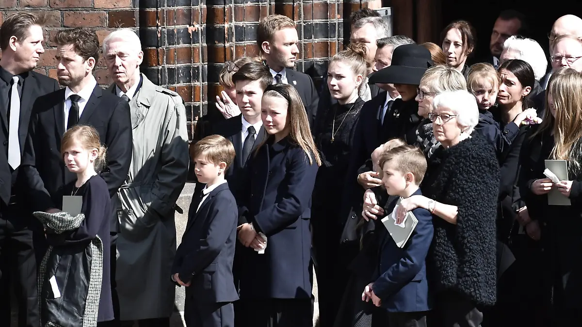 Prins Christian, prinsesse Isabella og prins Vincent (midt i billedet) efter begravelsen af de tre danske ofre for terrorangrebet i Sri Lanka fra Aarhus Domkirke i Aarhus, loerdag den 4. maj 2019. De tre omkomne var boern af Anne og Anders Holch Povlsen. Begravelsen sker fra Aarhus Domkirke med deltagelse af Kronprinsfamilien og Statsministeren. , Aarhus Denmark *** Prince Christian Princess Isabella and Prince Vincent in the middle of the picture after the funeral of the three Danish victims of the terrorist attack in Sri Lanka from Aarhus Cathedral in Aarhus Saturday May 4, 2019 The three fatalities were the children of Anne and Anders Holch Povlsen The funeral takes place from Aarhus Cathedral with participation by the Crown Prince Family and Prime Minister Aarhus Denmark, PUBLICATIONxINxGERxSUIxAUTxONLY Copyright: MadsxClausxRasmussenx COP108 spdk20190504-152856-L