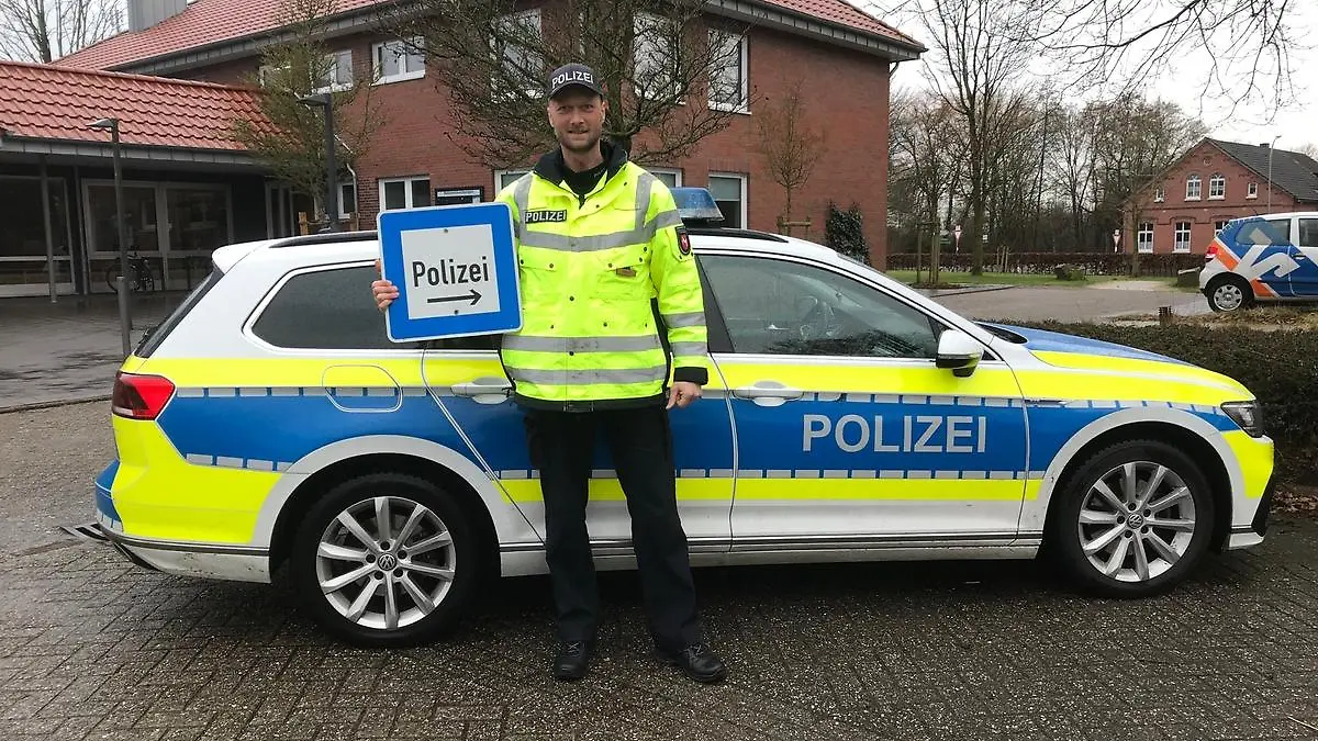 Der Leiter der Polizeistation Filsum mit dem wiedergefundenen Hinweisschild.