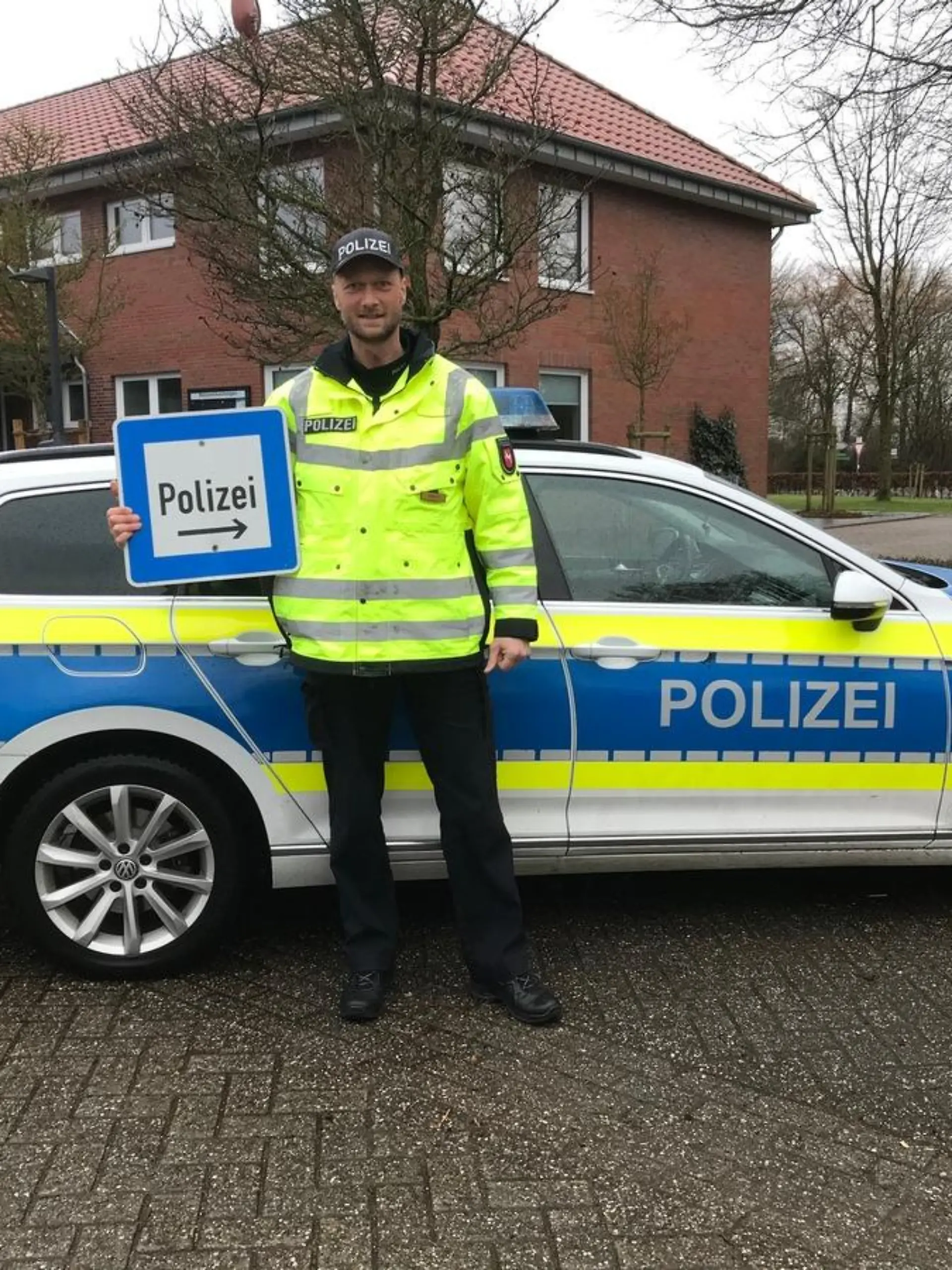 Der Leiter der Polizeistation Filsum mit dem wiedergefundenen Hinweisschild.