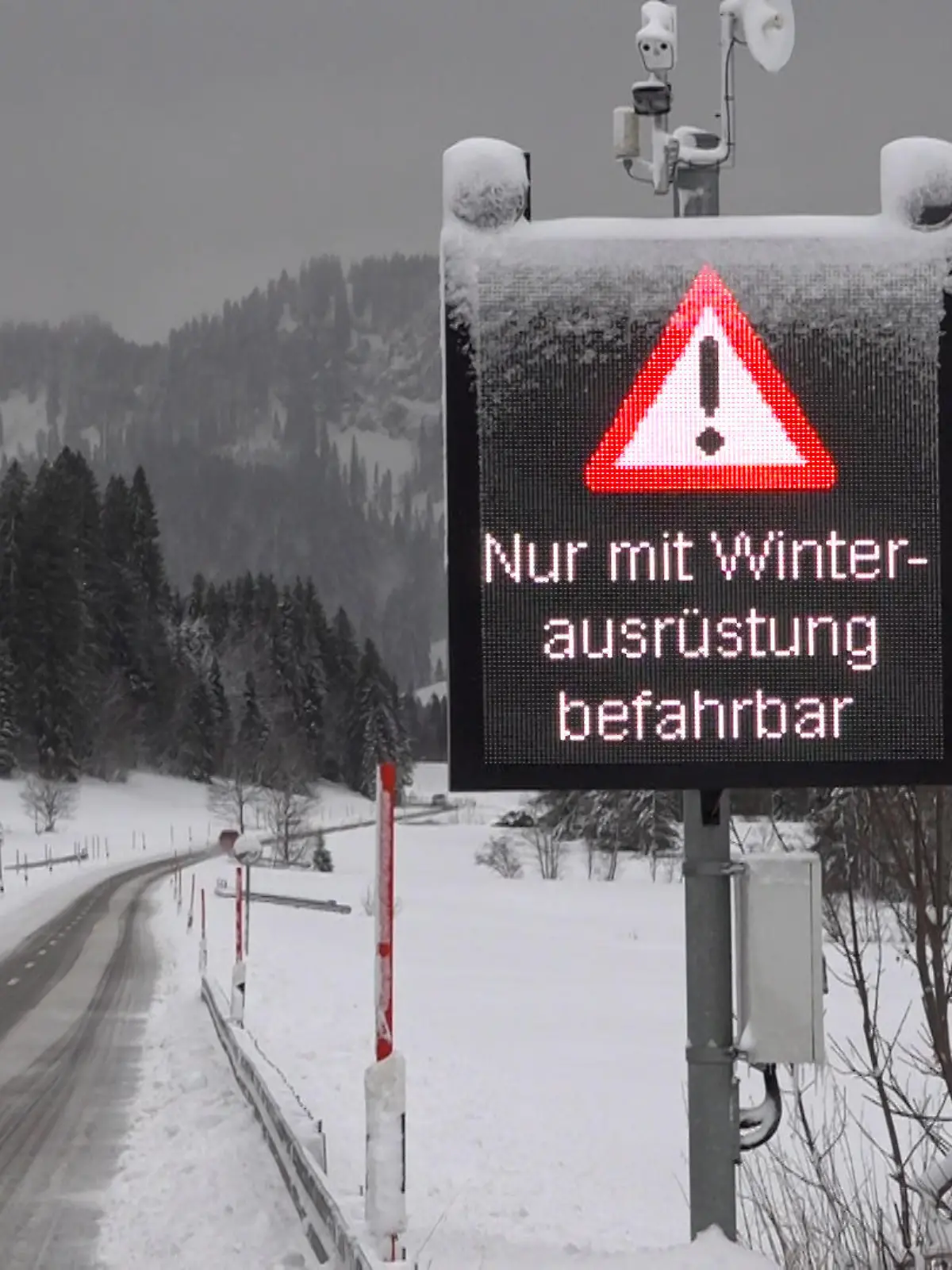 Winterintermezzo in den Alpen. Viele Einheimische und Touristen warten seit Mitte Dezember auf Schnee. Schnee, welcher in den Skigebieten dringend bentigt wird. Dieser ist seit den Nachtstunden reichlich gefallen und verbesserte die Wintersportbedingungen am Dienstag deutlich. Selbst im schneearmen Oberstdorf sind 10 cm Nassschnee gefallen Ð wenigstens etwas. Drohnenaufnahmen zeigen das tiefwinterliche Oberstdorf. Auch der Winterdienst musste seit langem wieder ausrcken. Dennoch fehlt in den meisten Skigebieten der Schnee. 10-20 cm Naturschnee Ð quasi ein Tropfen auf dem hei§en Stein. Nur oberhalb von 1000 Hhenmetern sind bis zu 40 cm Neuschnee gefallen. Ein Segen fr die Wintersportgebiete. So herrschte am Lift in Grasgehren guter Betrieb, wenn auch noch keine Massen an Touristen vor Ort waren. Viele Touristen nutzten die Gelegenheit die idealen Wintersportbedingungen zu testen. Anstatt Kunstschnee nun eine Naturschneepiste. Skifahrer beschreiben es mit: ãGestern null, heute traumhaft und spitzenm§igÒ. Rolf Burth freut sich besonders ber den Schnee. ãGestern war es nicht so schn, regnerisch. Aber heute Nacht hat es endlich geschneit und jetzt knnen wir endlich wieder Wintersport machen.Ò Leider wird dies alles nur ein Intermezzo sein. Ab morgen wird es wieder wrmer und regnerischer. Im Tiefland droht sogar ein Hochwasser. Nur in den hchsten Lagen der Westalpen wird es viel Neuschnee geben, vielleicht sogar zu viel.