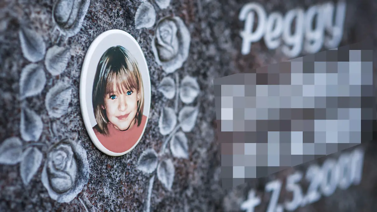ARCHIV - 25.04.2013, Bayern, Nordhalben: Ein Gedenkstein mit dem Porträt des Mädchens Peggy auf dem Friedhof in Nordhalben (Bayern), aufgenommen am 25.04.2013. Das neunjährige Mädchen Peggy aus Lichtenberg (Oberfranken) war 2001 verschwunden. (zu dpa "Polizei: Festnahme im Fall Peggy " vom 11.10.2018) Foto: David-Wolfgang Ebener/dpa +++ dpa-Bildfunk +++