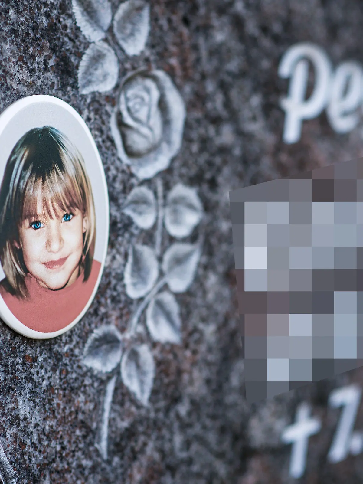 ARCHIV - 25.04.2013, Bayern, Nordhalben: Ein Gedenkstein mit dem Porträt des Mädchens Peggy auf dem Friedhof in Nordhalben (Bayern), aufgenommen am 25.04.2013. Das neunjährige Mädchen Peggy aus Lichtenberg (Oberfranken) war 2001 verschwunden. (zu dpa "Polizei: Festnahme im Fall Peggy " vom 11.10.2018) Foto: David-Wolfgang Ebener/dpa +++ dpa-Bildfunk +++