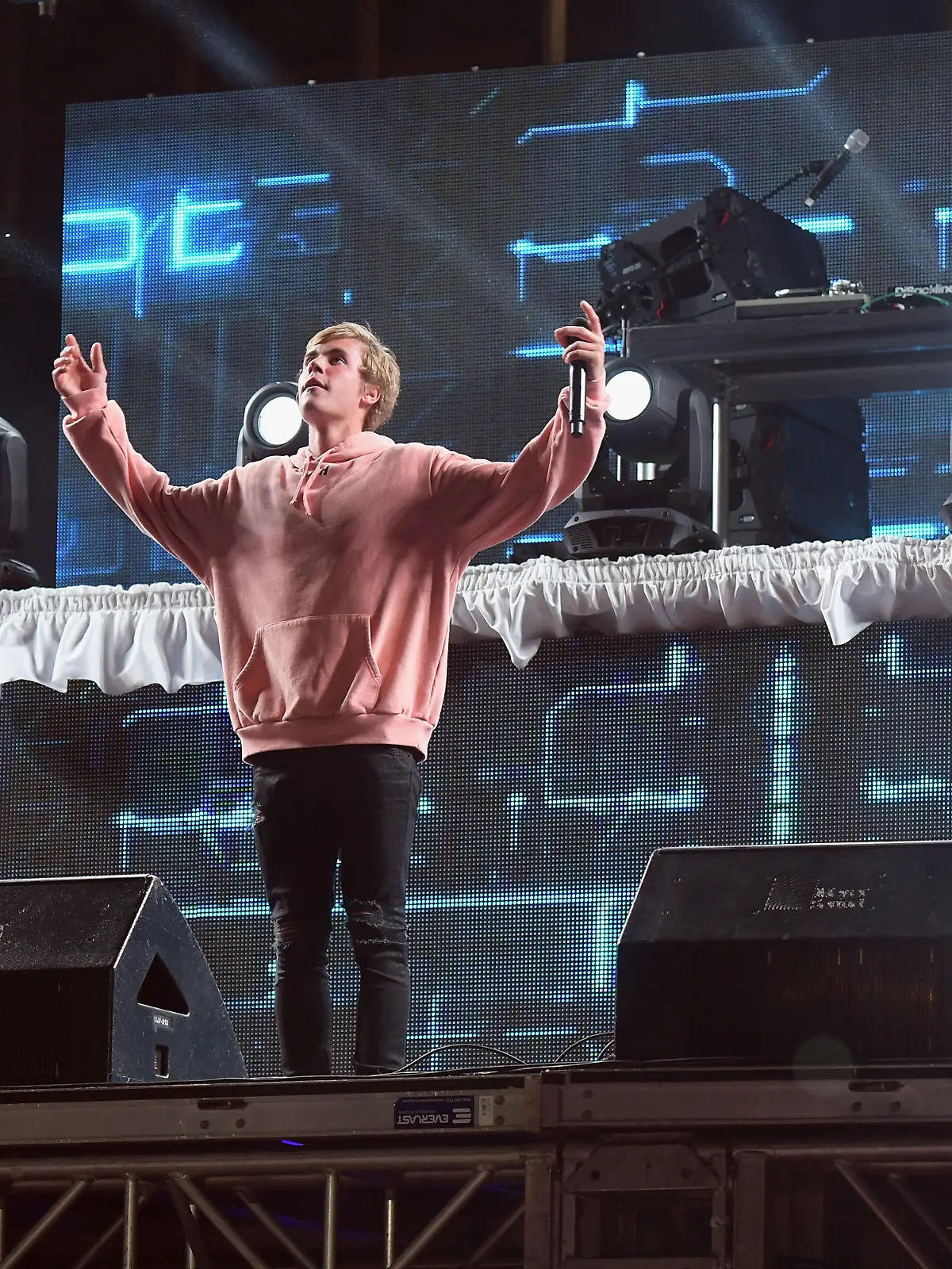 Justin Bieber guckt in den Himmel