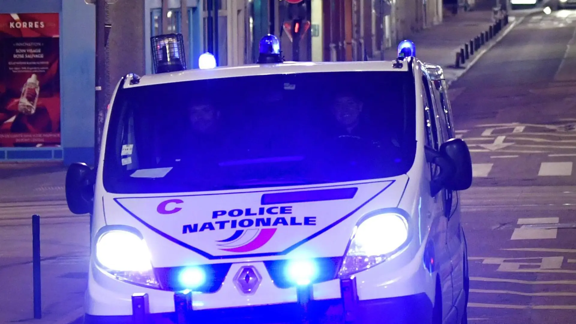 ©PHOTOPQR/L'EST REPUBLICAIN/Alexandre MARCHI ; NANCY ; 27/03/2020 ; SECURITE - COUVRE FEU- POLICE NATIONALE - SANTE - COVID 19 - EPIDEMIE DE CORONAVIRUS - PANDEMIE - ISOLEMENT - CIRCULATION - CONTROLE - ATTESTATION DE DEPLACEMENT DEROGATOIRE - CONFINEMENT. Nancy 27 mars 2020. Un fourgon de police dans la rue Saint-Dizier pour cette première nuit de couvre-feu à Nancy et son agglomération lors du onzième jour de confinement national pour lutter contre la pandémie du Coronavirus - Covid-19 sur le territoire français. PHOTO Alexandre MARCHI. Nancy March 27, 2020. Police officers and police van in the streets of Nancy (eastern France) for this first night of curfew in Nancy during the eleventh day of national confinement to fight against the Coronavirus - Covid-19 pandemic on French territory.
