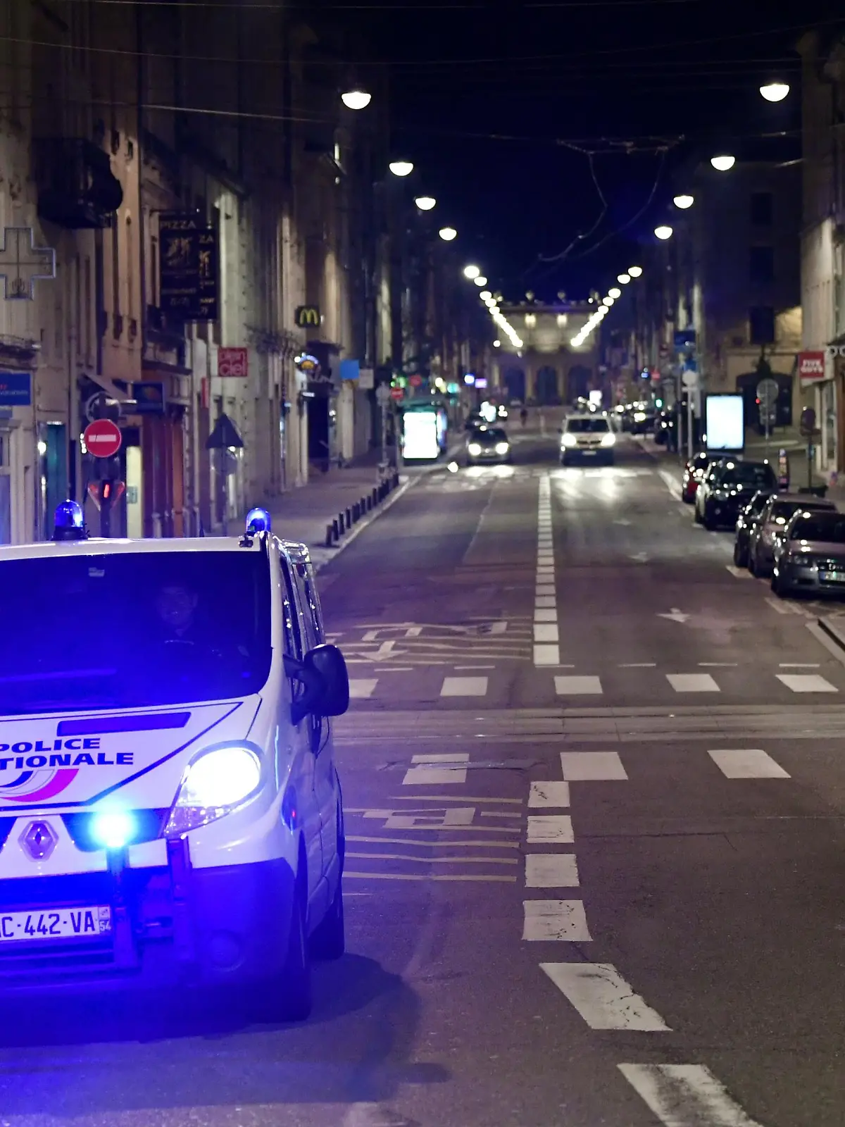 ©PHOTOPQR/L'EST REPUBLICAIN/Alexandre MARCHI ; NANCY ; 27/03/2020 ; SECURITE - COUVRE FEU- POLICE NATIONALE - SANTE - COVID 19 - EPIDEMIE DE CORONAVIRUS - PANDEMIE - ISOLEMENT - CIRCULATION - CONTROLE - ATTESTATION DE DEPLACEMENT DEROGATOIRE - CONFINEMENT. Nancy 27 mars 2020. Un fourgon de police dans la rue Saint-Dizier pour cette première nuit de couvre-feu à Nancy et son agglomération lors du onzième jour de confinement national pour lutter contre la pandémie du Coronavirus - Covid-19 sur le territoire français. PHOTO Alexandre MARCHI. Nancy March 27, 2020. Police officers and police van in the streets of Nancy (eastern France) for this first night of curfew in Nancy during the eleventh day of national confinement to fight against the Coronavirus - Covid-19 pandemic on French territory.