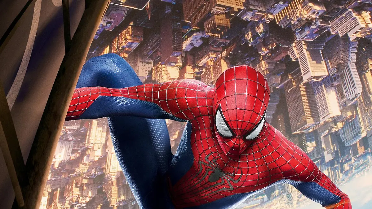 Als Spider-Man widmet sich Peter Parker (Andrew Garfield) der Verbrechensbekämpfung in New York City und wird von den Einwohnern der Stadt als tapferer Held gefeiert.