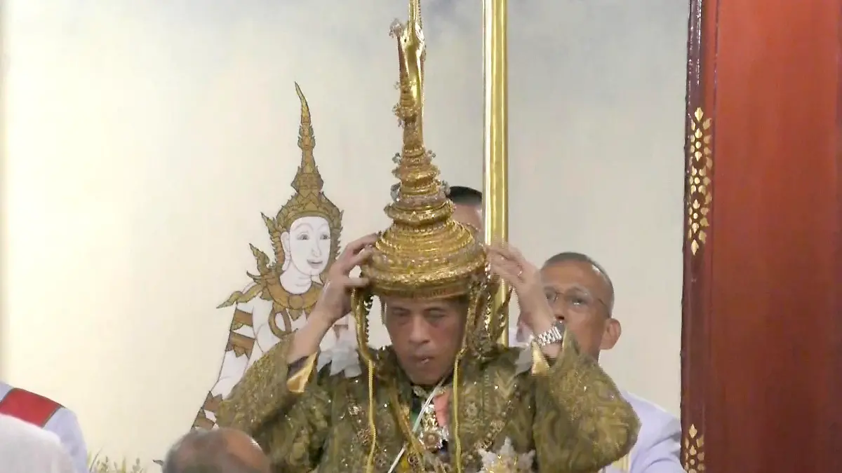 04.05.2019, Thailand, Bangkok: Thailands König Maha Vajiralongkorn setzt sich bei einer feierlichen Zeremonie seiner Krönung am Samstag 4. Mai 2019 in Bangkok selber die Krone auf (Video-Still). Foto: Uncredited/Thai TV Pool/dpa +++ dpa-Bildfunk +++