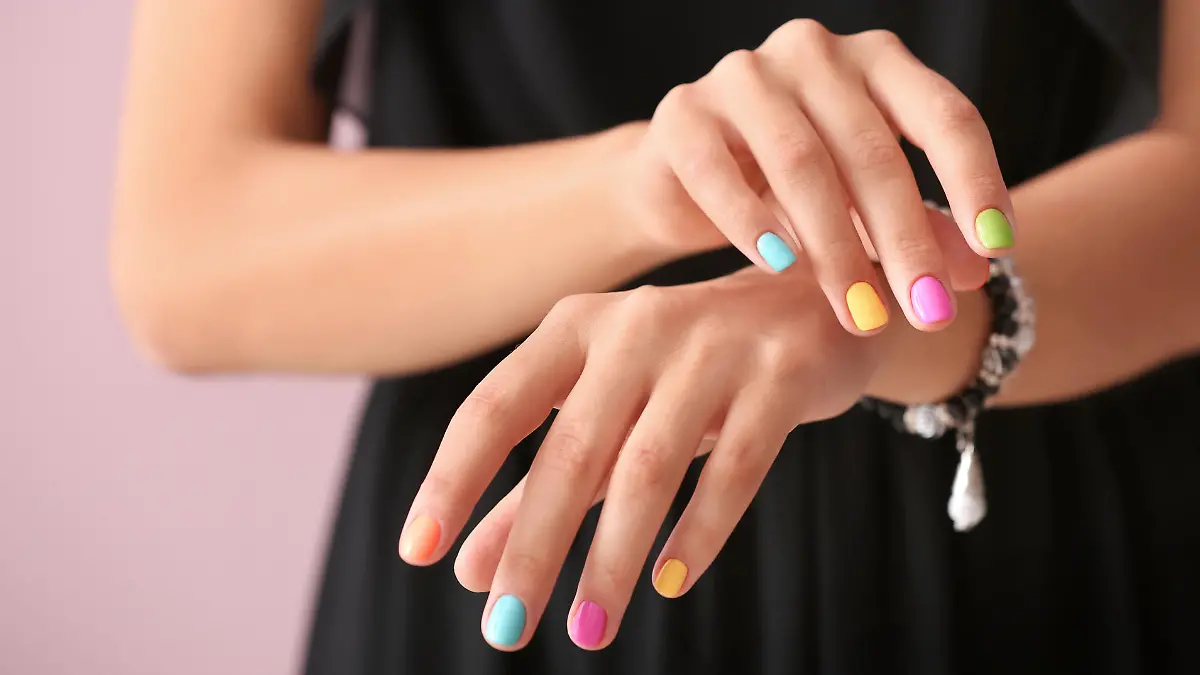 Junge Frau mit buntem Nagellack