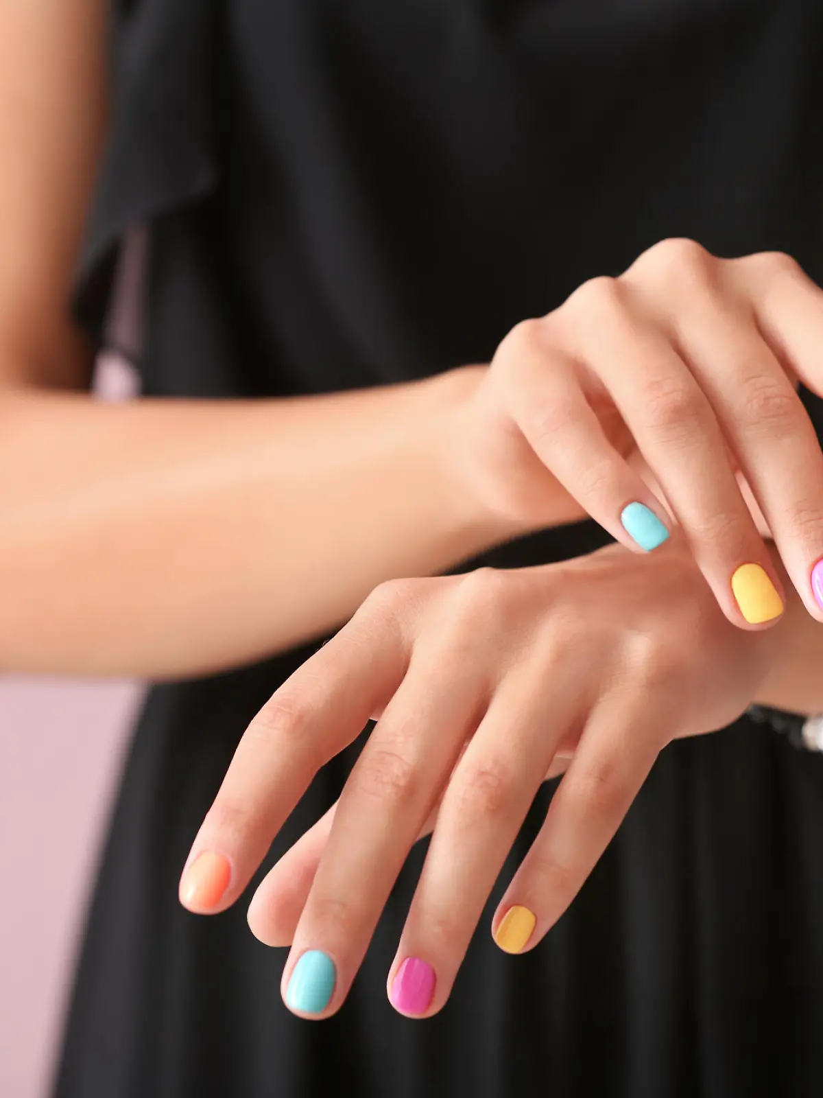 Junge Frau mit buntem Nagellack