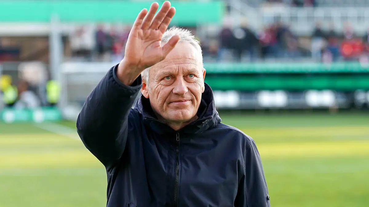 Christian Streich Trainer, Cheftrainer, SCF winkt ins Publikum, winken, Einzelbild, Einzelfoto, Aktion, Action, 07.02.2023, Sandhausen Deutschland, Fussball, DFB-Pokal, Achtelfinale, SV Sandhausen - SC Freiburg, DFB/DFL REGULATIONS PROHIBIT ANY USE OF PHOTOGRAPHS AS IMAGE SEQUENCES AND/OR QUASI-VIDEO. *** Christian Streich coach, head coach, SCF waving into the audience, waving, single picture, single photo, action, action, 07 02 2023, Sandhausen Germany , Football, DFB Pokal, Achtelfinale, SV Sandhausen SC Freiburg, DFB DFL REGULATIONS PROHIBIT ANY USE OF PHOTOGRAPHS AS IMAGE SEQUENCES AND OR QUASI VIDEO xozx