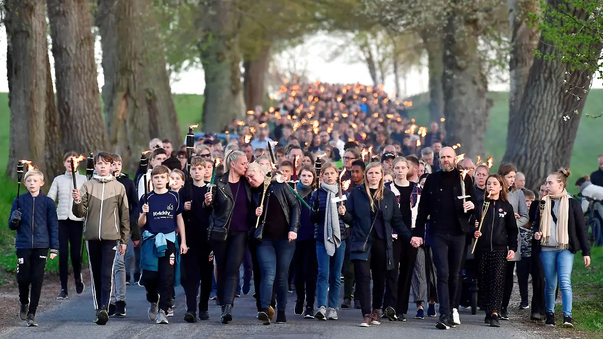 Citizen of Stavtrup gather in the Holch Povlsen family hometown to commemorate three children the family lost in Sri Lanka bomb attacks, in Stavtrup, Denmark April 25, 2019. Ritzau Scanpix/Bo Amstrup via REUTERS ATTENTION EDITORS - THIS IMAGE WAS PROVIDED BY A THIRD PARTY. DENMARK OUT. NO COMMERCIAL OR EDITORIAL SALES IN DENMARK.