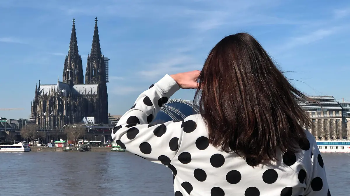 Wo ist denn nun der Traumprinz? Tina Tinderina sucht per Dating-App nach einem Freund.