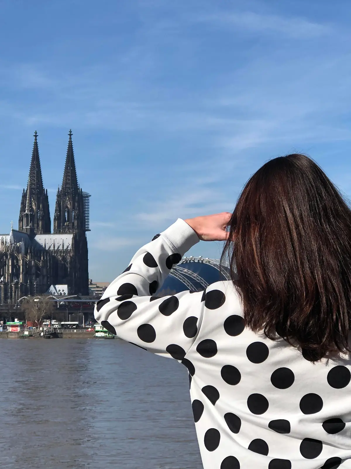 Wo ist denn nun der Traumprinz? Tina Tinderina sucht per Dating-App nach einem Freund.