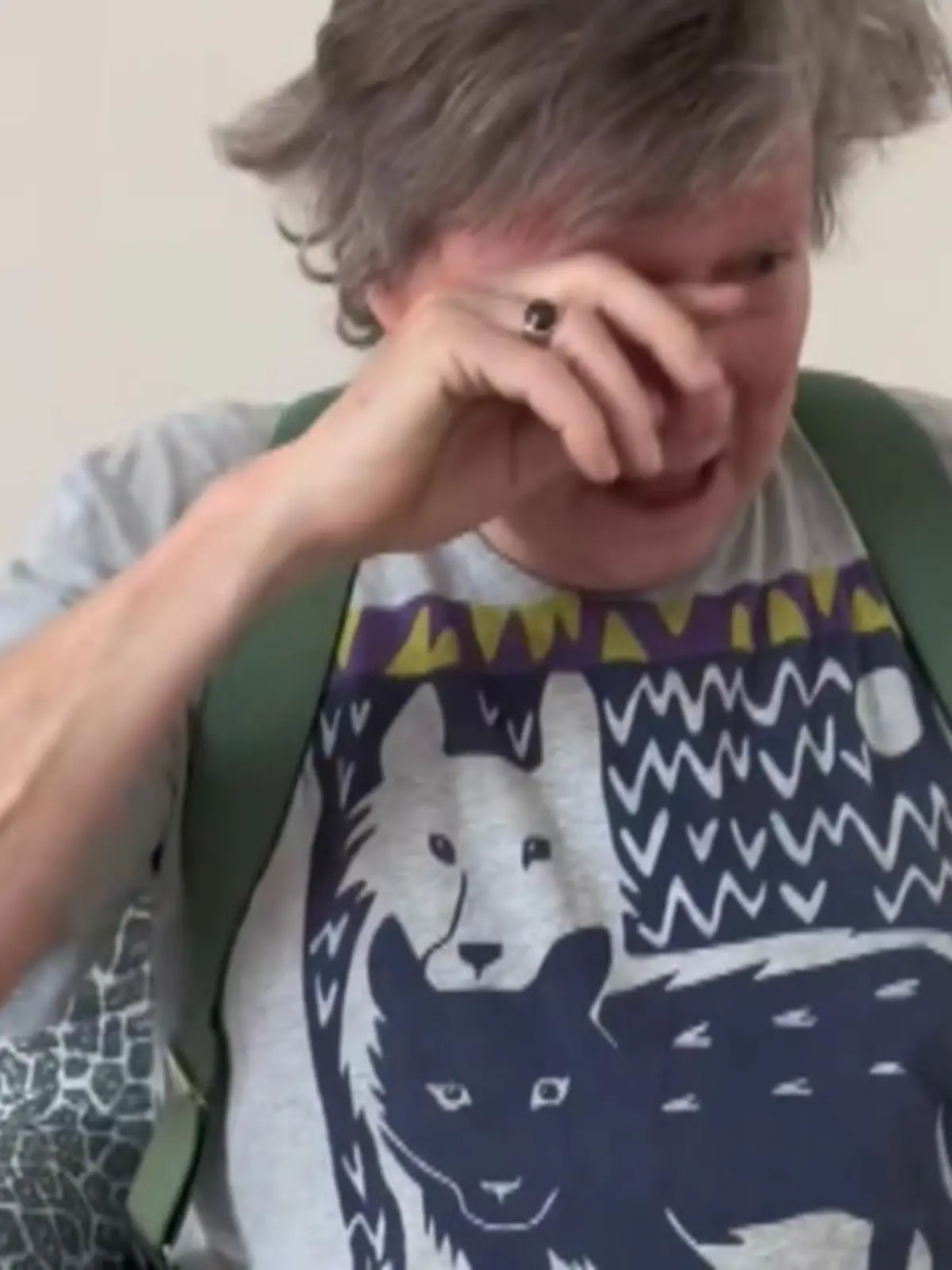 Lloyd ist eigentlich Autor, nur seine Verkaufszahlen sind nicht besonders gut. Das ändert sich über Nacht plötzlich, als seine Tochter ein Video über ihn und sein Buch bei TikTok veröffentlicht. Nur kurze Zeit später wird "Stone Maidens" ein Besteller und Lloyd weint vor Freude.