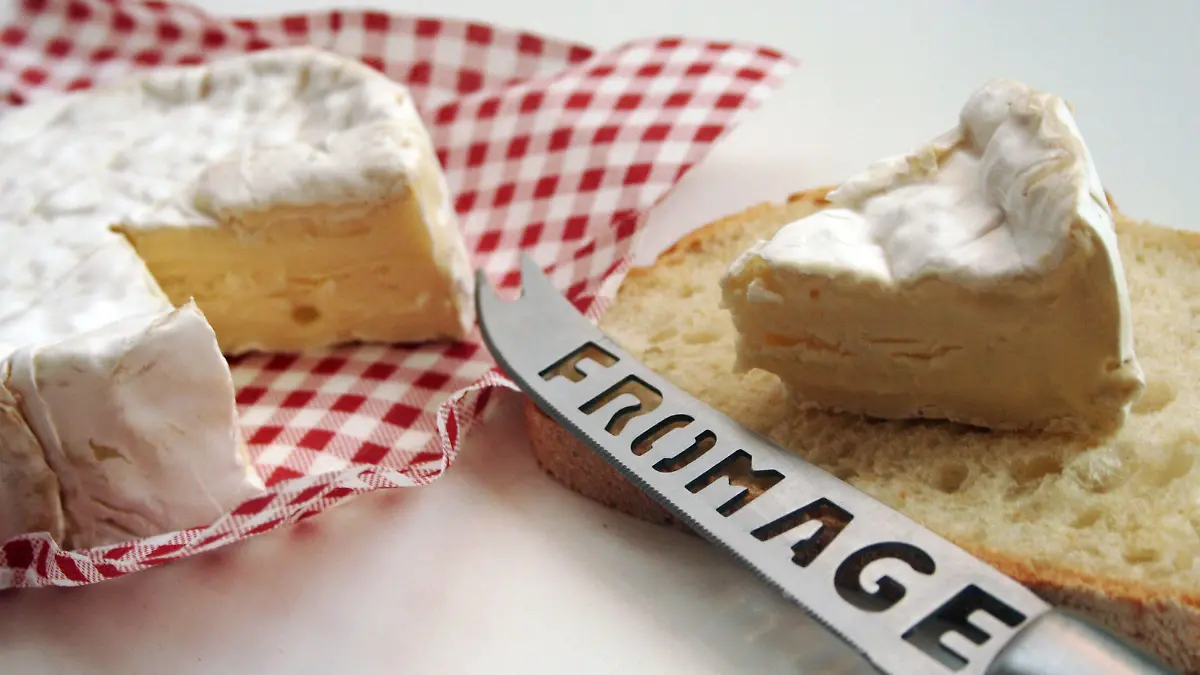 Ein französischer Camembert, eine Scheibe Weißbrot und ein Käsemesser mit dem Schriftzug Frommage (Käse), aufgenommen am 06.02.2007 in Frankreich. Foto: PHOTOPQR/L'ALSACE/Jean Francois Frey +++(c) dpa - Report+++