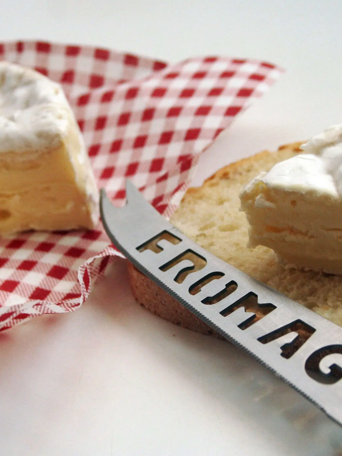 Ein französischer Camembert, eine Scheibe Weißbrot und ein Käsemesser mit dem Schriftzug Frommage (Käse), aufgenommen am 06.02.2007 in Frankreich. Foto: PHOTOPQR/L'ALSACE/Jean Francois Frey +++(c) dpa - Report+++
