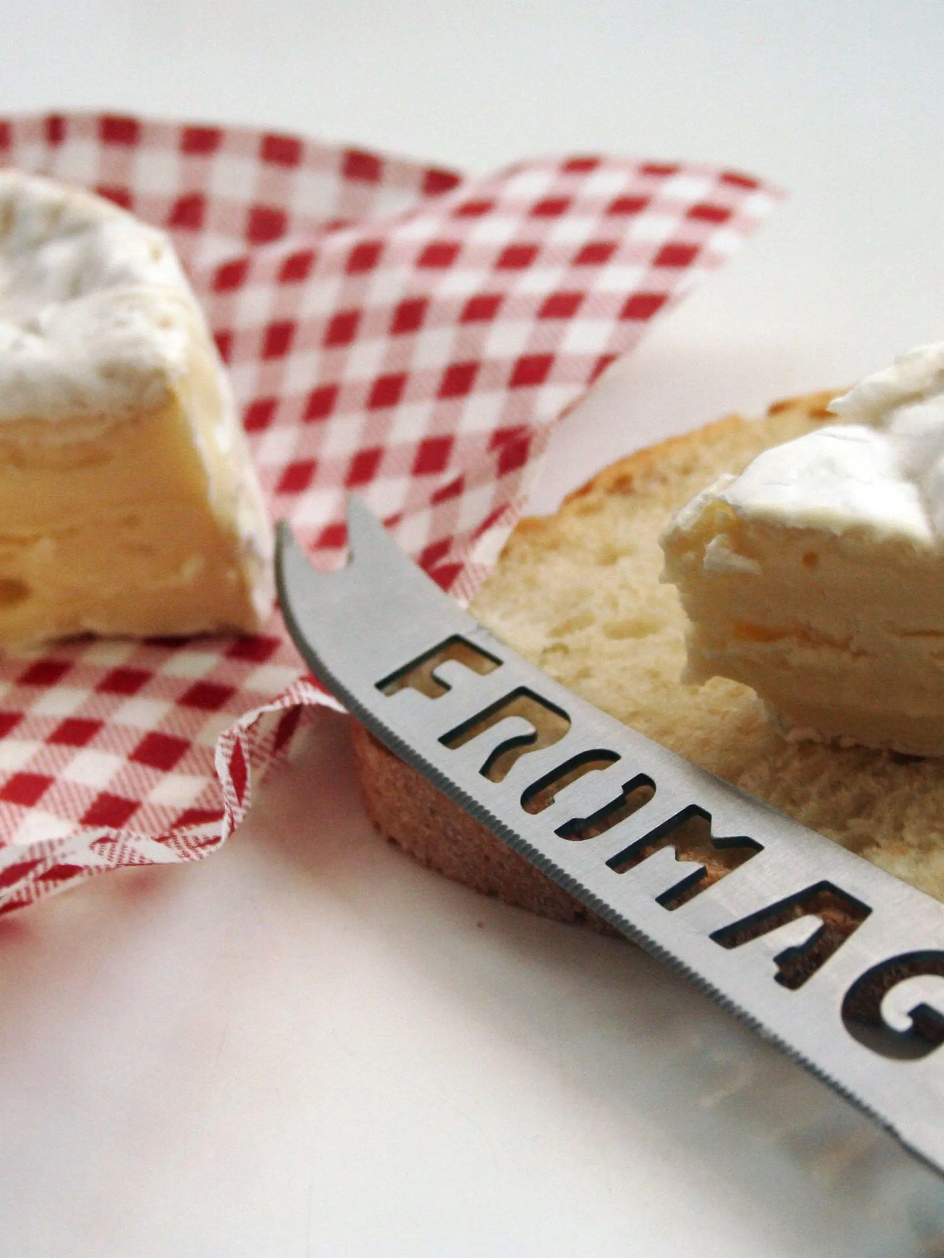 Ein französischer Camembert, eine Scheibe Weißbrot und ein Käsemesser mit dem Schriftzug Frommage (Käse), aufgenommen am 06.02.2007 in Frankreich. Foto: PHOTOPQR/L'ALSACE/Jean Francois Frey +++(c) dpa - Report+++