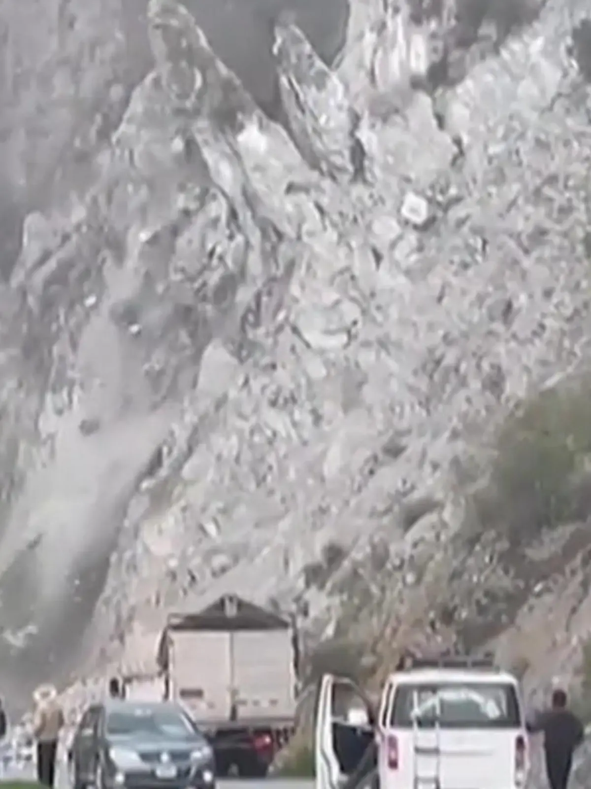 Eine Gruppe von Touristen ist einer tödlichen Katastrophe nur knapp entkommen. Am Mittwoch (22.02.) sind sie auf einer Straße im peruanischen Ayacucho unterwegs, als es plötzlich im Berg neben ihnen kracht und sich riesige Felsbrocken lösen. Pfeilschnell rauscht das Geröll auf die Urlauber zu, erst in letzter Sekunde können sie sich in Sicherheit bringen. Im Video sehen Sie beinahe Katastrophe.