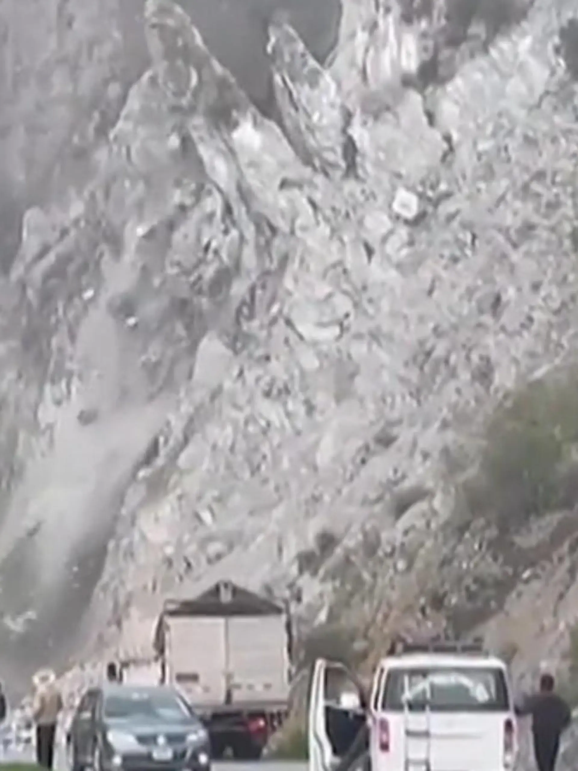 Eine Gruppe von Touristen ist einer tödlichen Katastrophe nur knapp entkommen. Am Mittwoch (22.02.) sind sie auf einer Straße im peruanischen Ayacucho unterwegs, als es plötzlich im Berg neben ihnen kracht und sich riesige Felsbrocken lösen. Pfeilschnell rauscht das Geröll auf die Urlauber zu, erst in letzter Sekunde können sie sich in Sicherheit bringen. Im Video sehen Sie beinahe Katastrophe.
