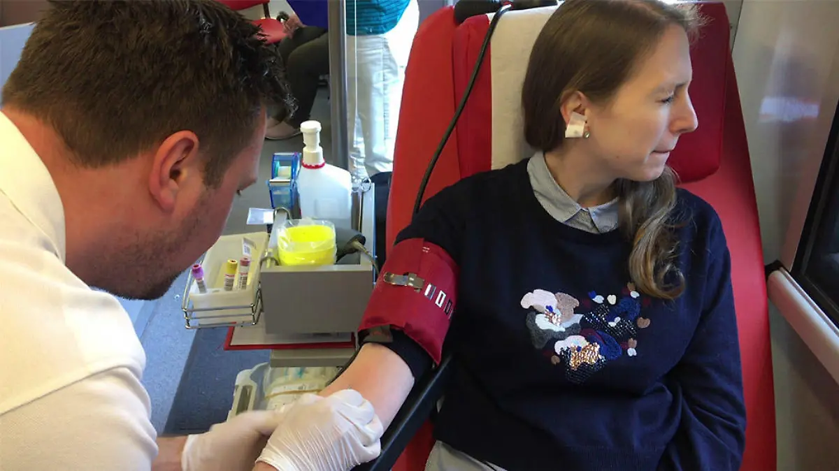 RTL-Redakteurin Rosalie beim Blutspenden