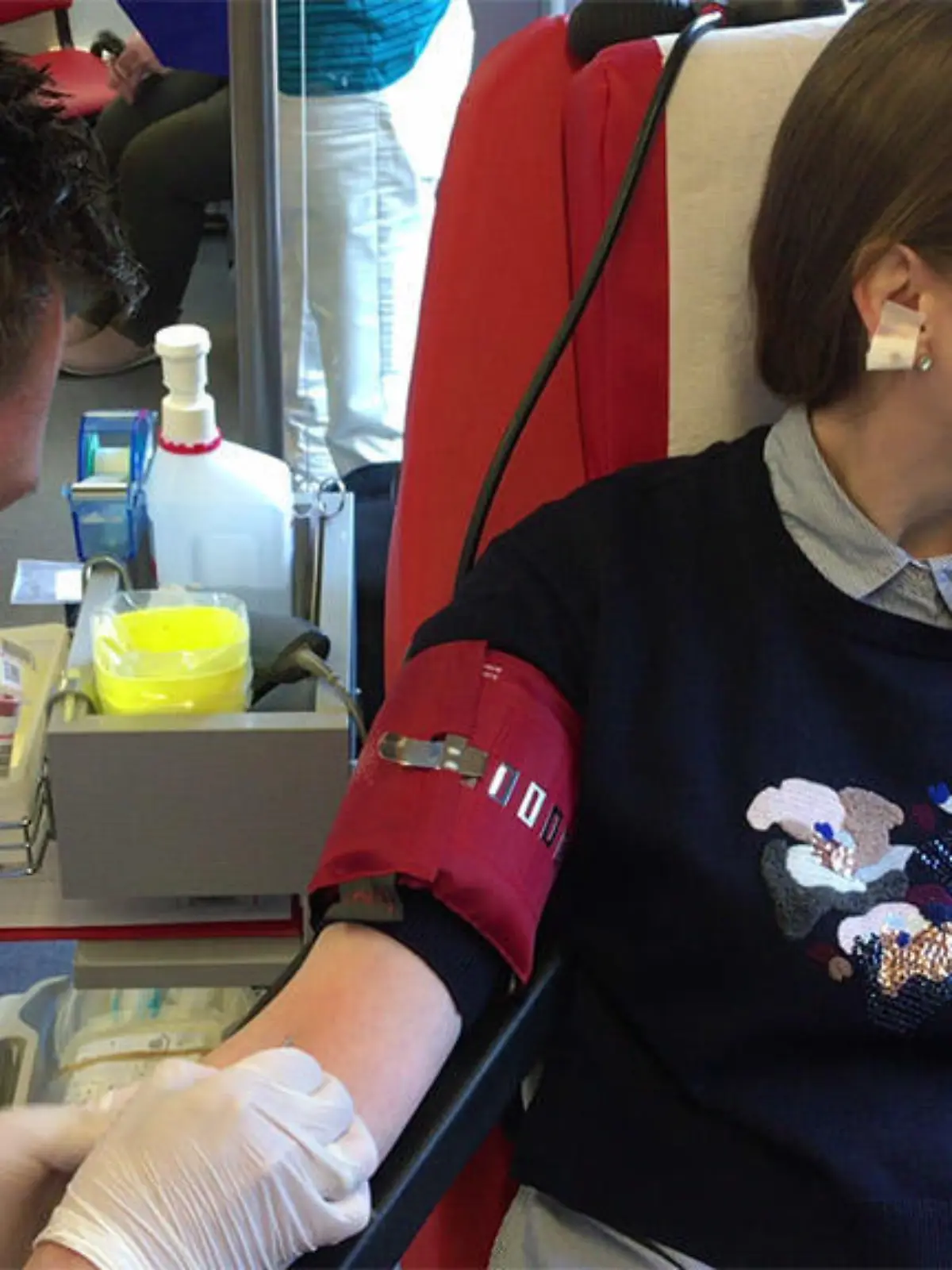 RTL-Redakteurin Rosalie beim Blutspenden