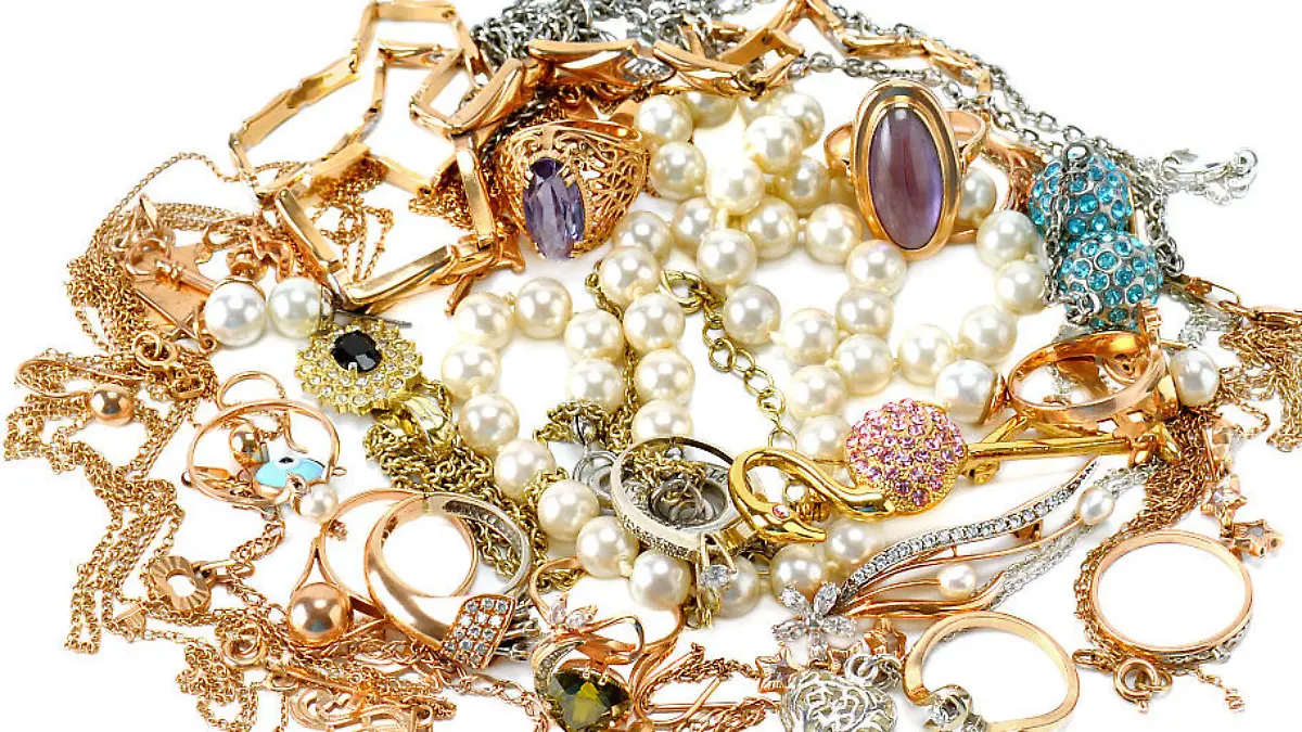 Mit diesem Trick verknoten Ihre Ketten nie wieder Accessoire-Hack für Schmuck-Fans