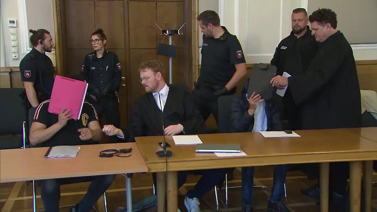 Wegen versuchten Mordes und schwerem Diebstahl müssen sich die Angeklagten vor dem Landgericht Osnabrück behaupten.