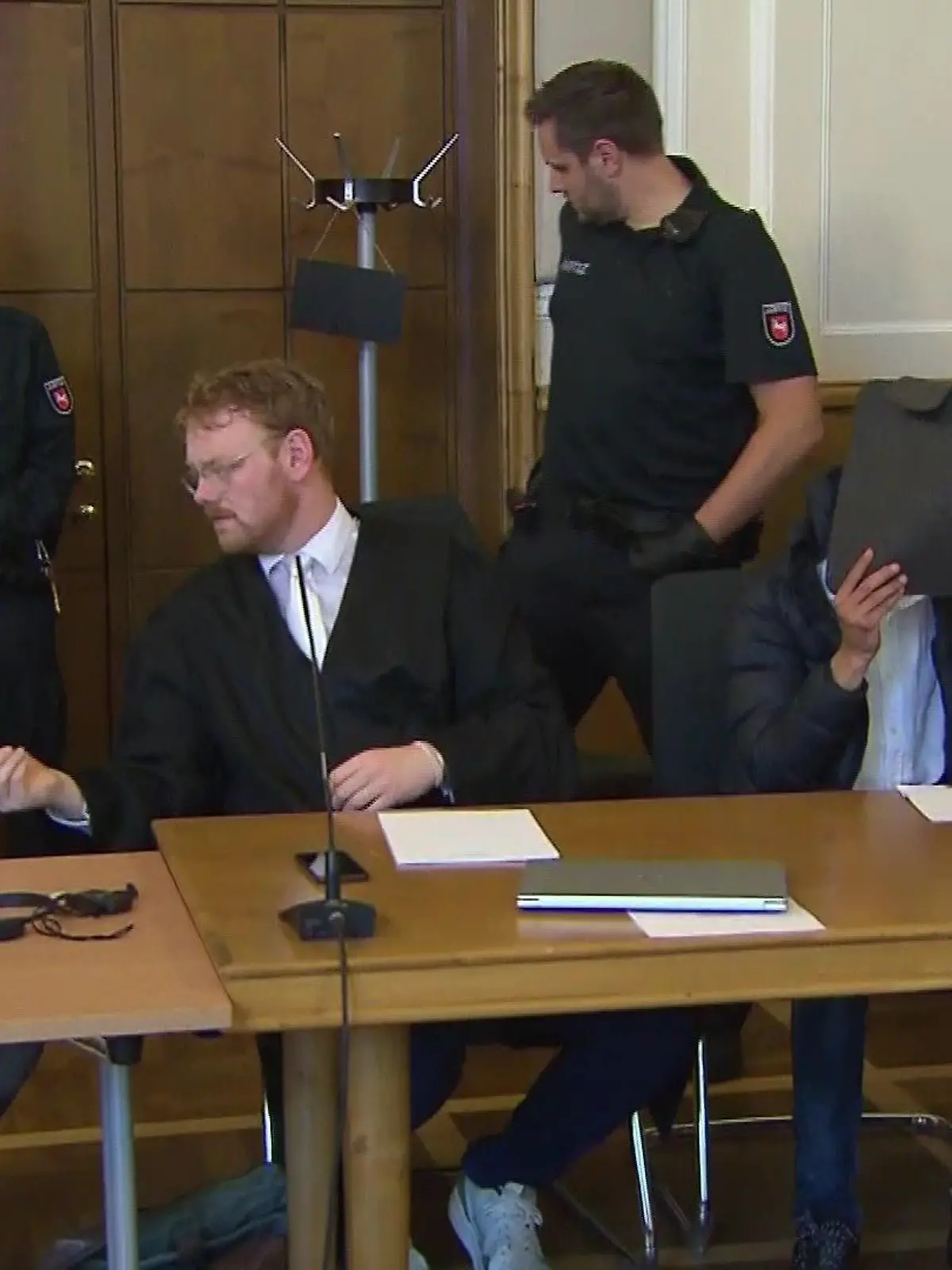 Wegen versuchten Mordes und schwerem Diebstahl müssen sich die Angeklagten vor dem Landgericht Osnabrück behaupten.