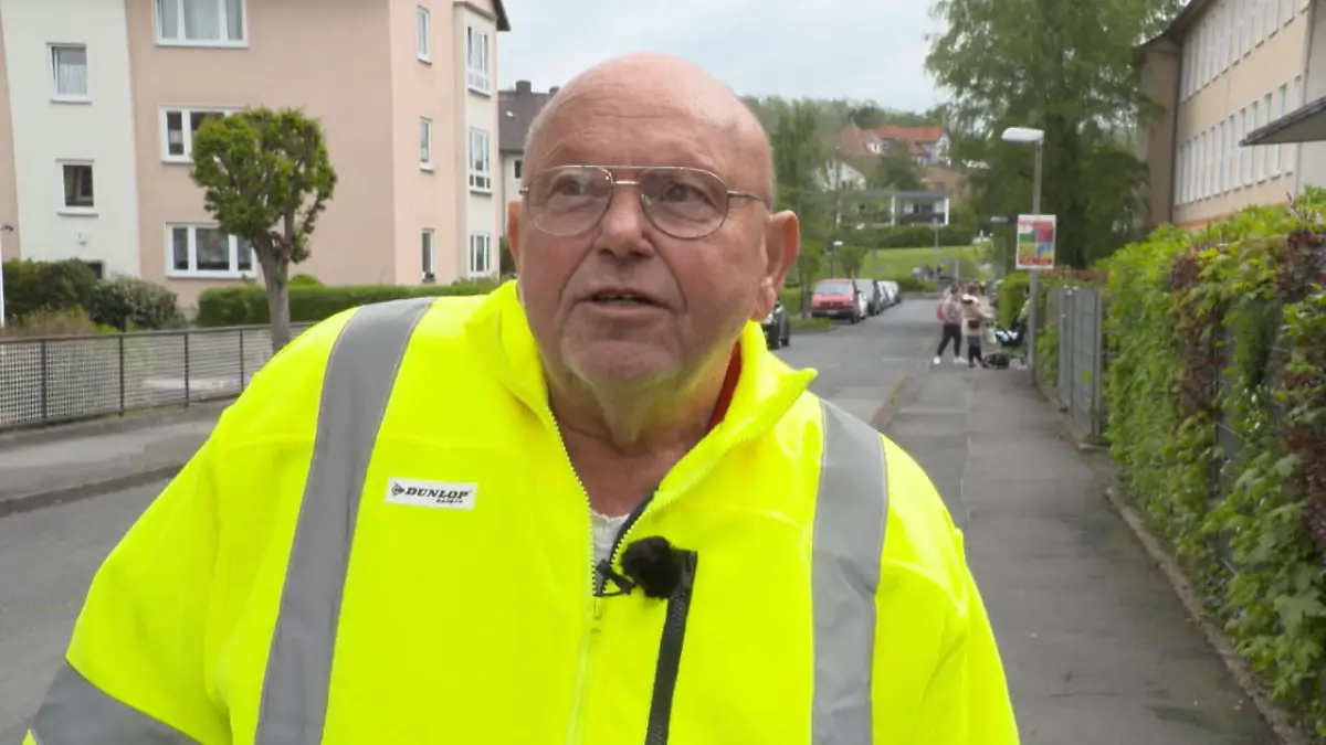 Anwohner kämpft gegen Elterntaxis Trotz Verbot viel Verkehr vor Schule