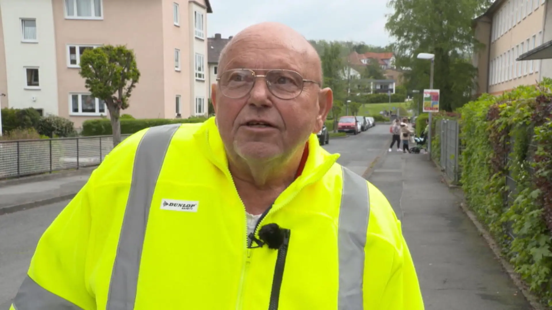Anwohner kämpft gegen Elterntaxis Trotz Verbot viel Verkehr vor Schule