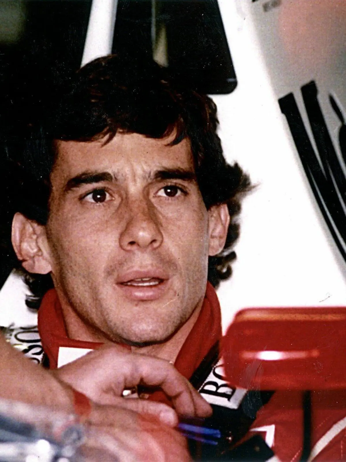 ARCHIV - Das undatierte Archivbild zeigt den brasilianischen Formel 1-Pilot Ayrton Senna. Im Mai 1994 beim Großen Preis von San Marino in Imola verunglückte Senna tödlich. Foto: EPA (zu dpa-Meldung: «Vettel zu Senna-Todestag: Formel 1 «noch immer nicht sicher»» vom 28.04.2014) +++(c) dpa - Bildfunk+++