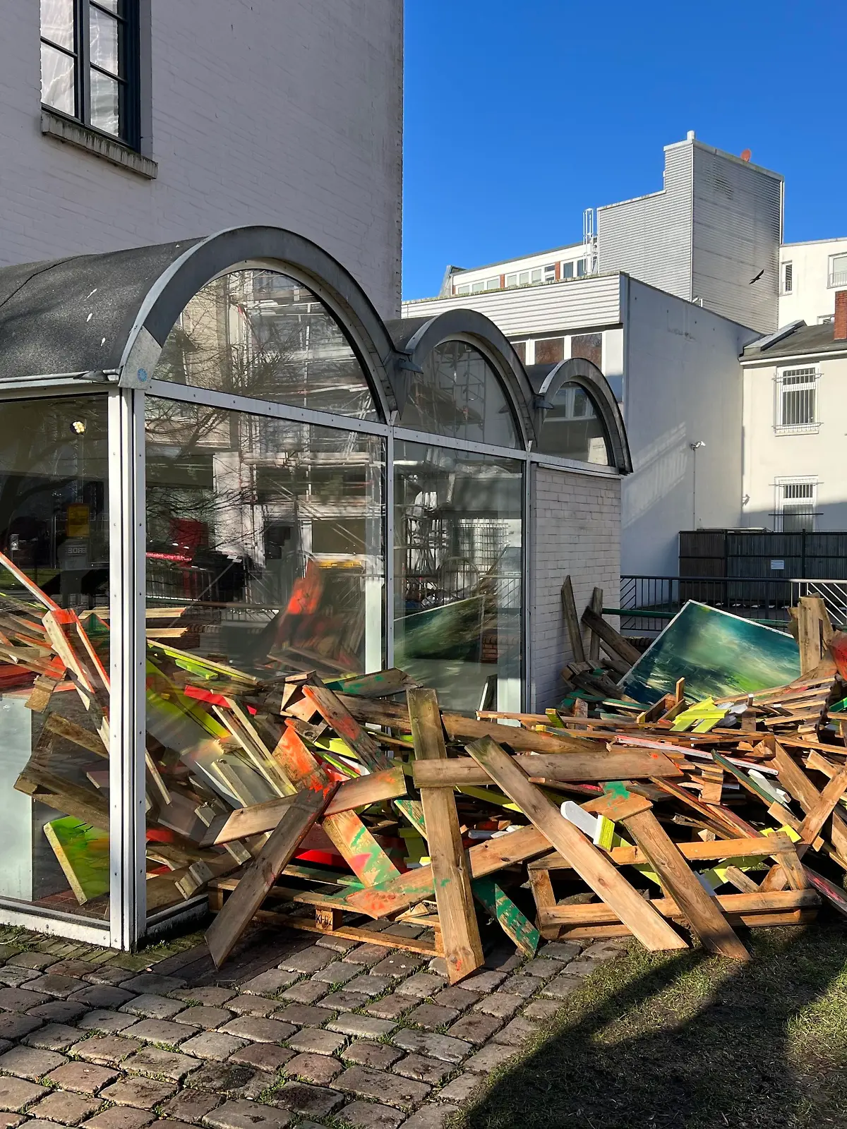 Aus dieser Installation in Elmshorn wurde ein Gemälde abgeschraubt.