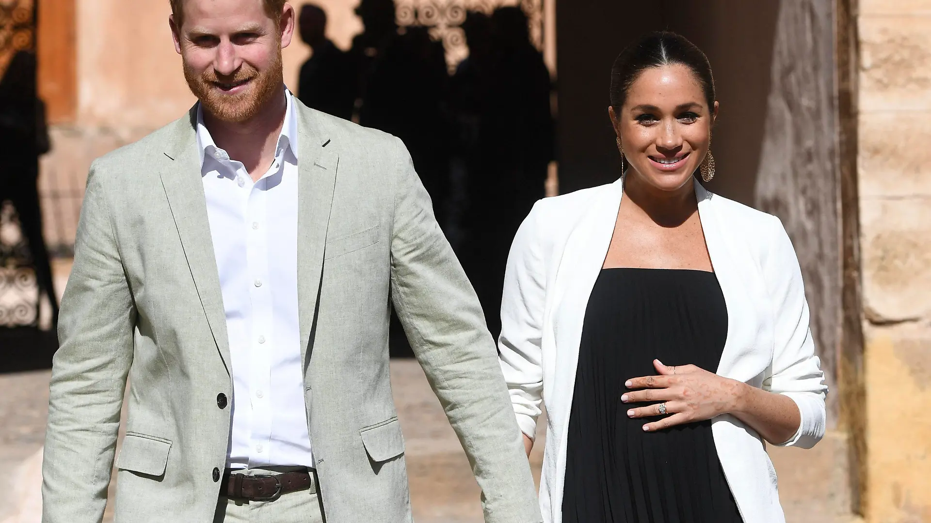 ARCHIV - 25.02.2019, Marokko, Rabat: Hand in Hand gehen Prinz Harry von Großbritannien und seine Frau Meghan, Herzogin von Sussex, zur Besichtung der Andalusischen Gärten. (zu dpa "Warten aufs royale Baby: Alles, was man wissen muss") Foto: Facundo Arrizabalaga/EPA Pool/AP/dpa +++ dpa-Bildfunk +++