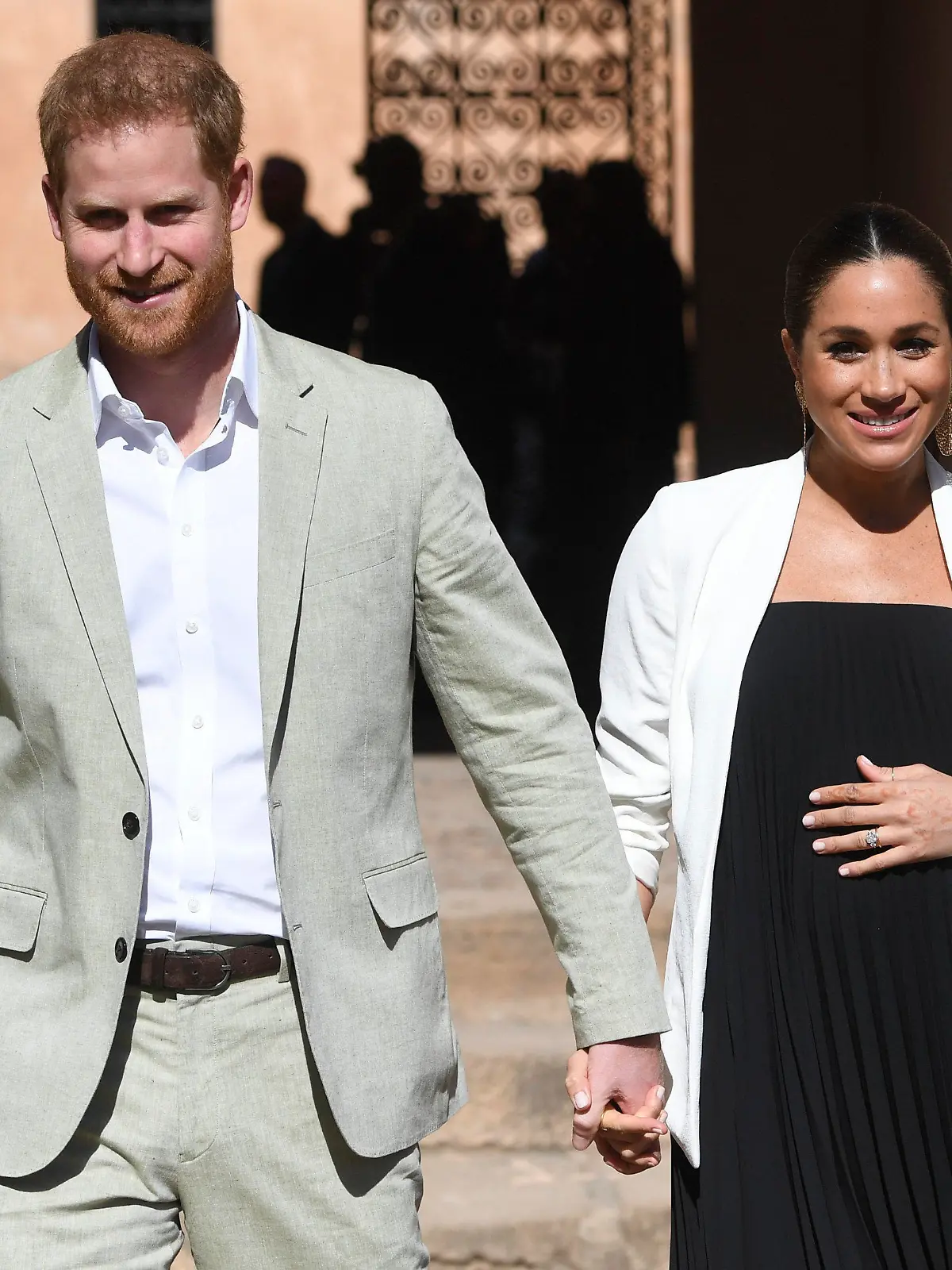 ARCHIV - 25.02.2019, Marokko, Rabat: Hand in Hand gehen Prinz Harry von Großbritannien und seine Frau Meghan, Herzogin von Sussex, zur Besichtung der Andalusischen Gärten. (zu dpa "Warten aufs royale Baby: Alles, was man wissen muss") Foto: Facundo Arrizabalaga/EPA Pool/AP/dpa +++ dpa-Bildfunk +++