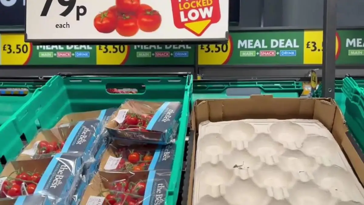 Fast leere Regale bei den Tomaten in einem britischen Supermarkt