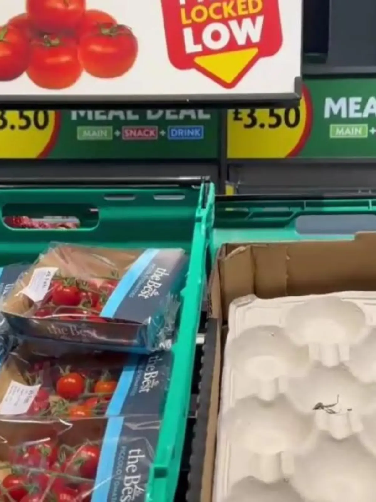 Fast leere Regale bei den Tomaten in einem britischen Supermarkt
