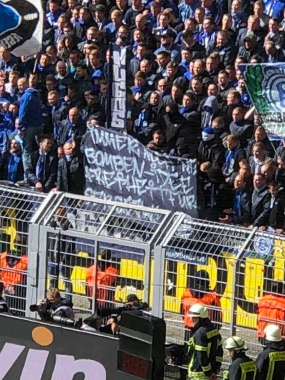 Schalke-Fans fordern Freiheit für BVB-Attentäter