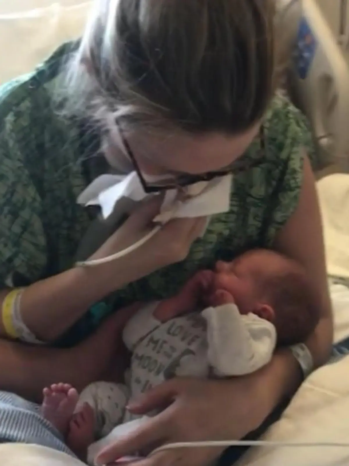 Diese Mutter bekommt ihr Baby während sie noch im Koma liegt. Nachdem sie wieder aufgewacht ist, folgt ein emotionales erstes Treffen. Mehr dazu im Video.
