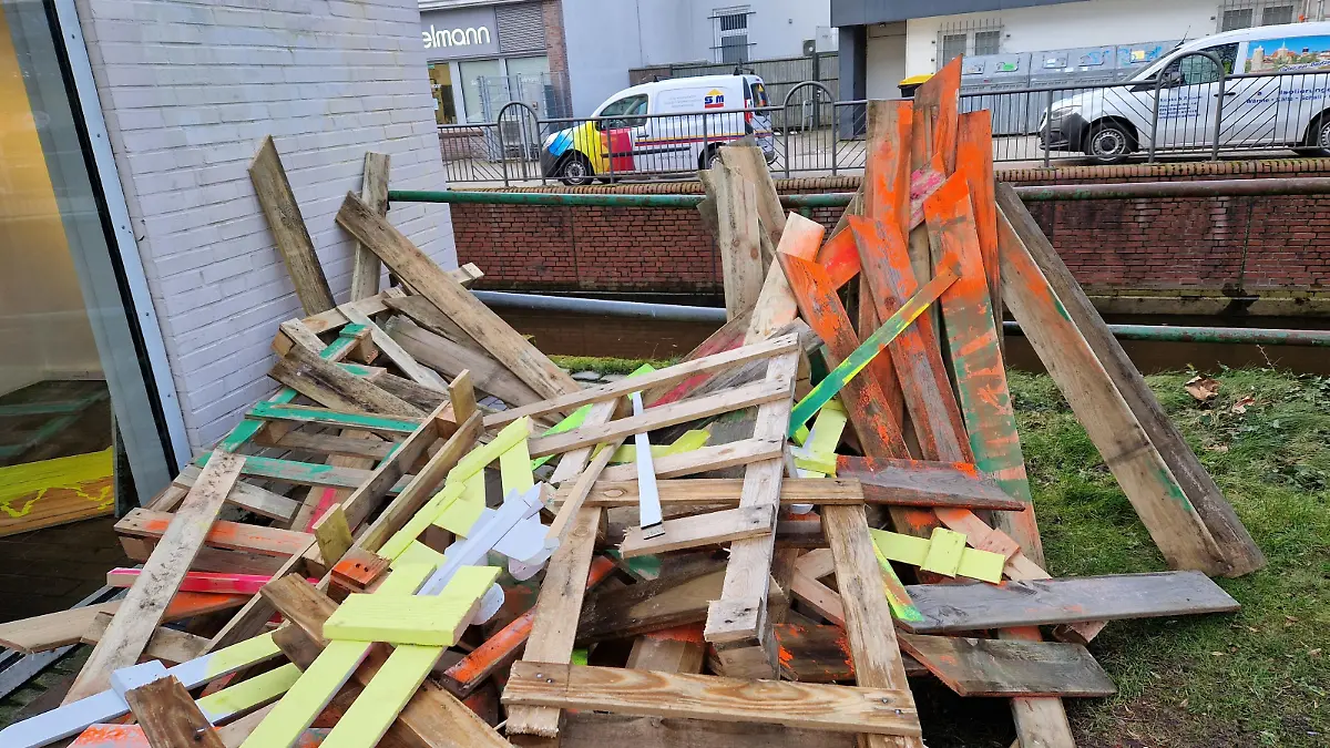 Aus dieser Installation in Elmshorn wurde ein Gemälde abgeschraubt.