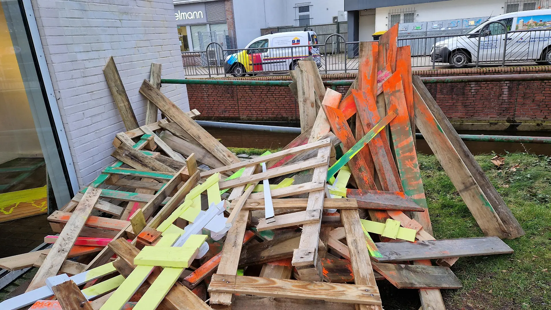 Aus dieser Installation in Elmshorn wurde ein Gemälde abgeschraubt.