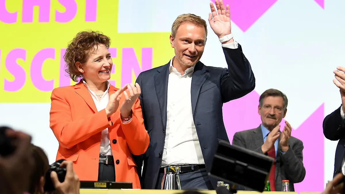 26.04.2019, Berlin: Nicola Beer, FDP-Generalsekretärin und Spitzenkandidatin für die Europawahl der FDP, und Christian Lindner, Fraktionsvorsitzender und Parteivorsitzender der FDP, nehmen den Applaus von Parteimitgliedern beim 70. FDP-Bundesparteitag in Empfang. Wolfgang Kubicki (r), stellvertretender FDP-Parteivorsitzender und Bundesratsvizepräsident, applaudiert ebenfalls. Foto: Britta Pedersen/dpa-Zentralbild/dpa +++ dpa-Bildfunk +++
