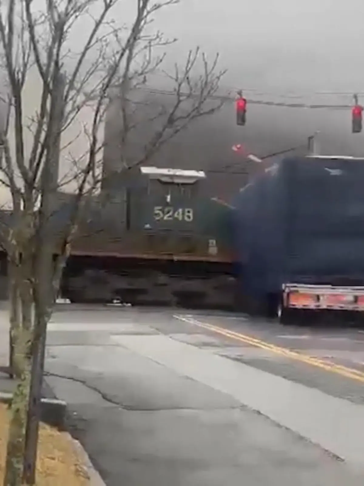 In diesem Moment dürfte dem LKW-Fahrer das Herz stehen geblieben sein: Am Donnerstagmorgen (23.02.) ist er mit seinem Sattelzug in Haverstraw im Bundesstaat New York unterwegs, als sein tonnenschweres Gefährt im Gleisbett hängen bleibt. Im Rückspiegel sieht er einen Zug hupend heranrasen, der Mega-Crash ist unausweichlich. Der Fahrer hat schon das Stoßgebet auf den Lippen, als im letzten Moment ein furchtloser Polizist die Tür zur Fahrerkabine aufreißt und den Mann rettet. Sekunden später ist sein Truck ein einziger Trümmerhaufen. Im Video sehen Sie den spektakulären Unfall.