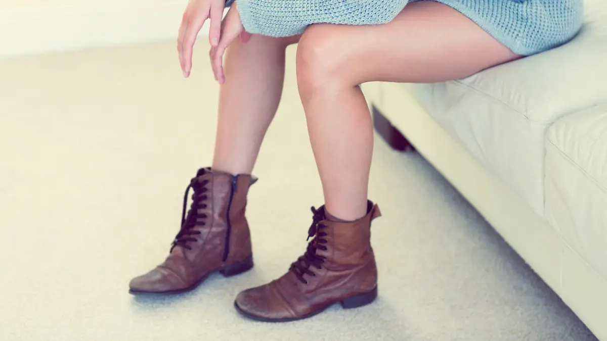 Junge Frau mit alten Lederboots