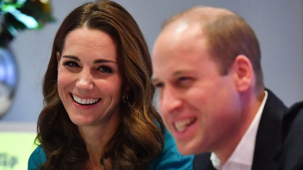 15.11.2018, Großbritannien, London: Der britische Prinz William und seine Frau Kate, Herzogin von Cambridge, lachen bei einem Besuch des BBC-Hauptgebäudes, dem Broadcasting House in London. Foto: Ben Stansall/PA Wire/dpa +++ dpa-Bildfunk +++